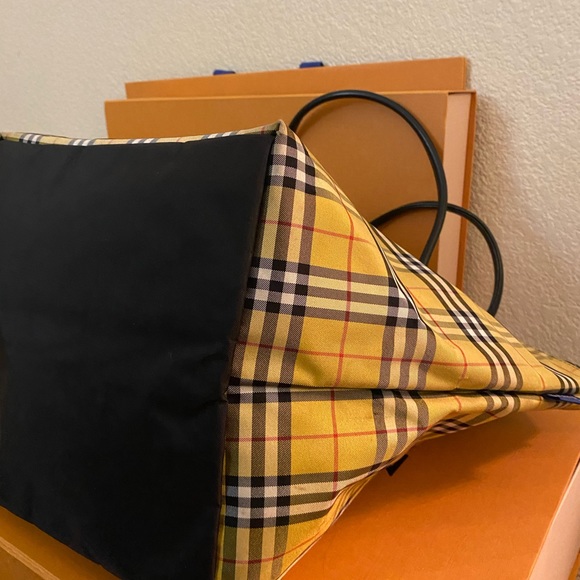 🚨VERY RARE!!!!!🚨BURBERRY’S BLUE LABEL OVERSIZED YELLOW AND BLACK NYLON TOTE🌻 - Picture 4 of 9